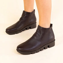 Hadriat - Chocolate Leather